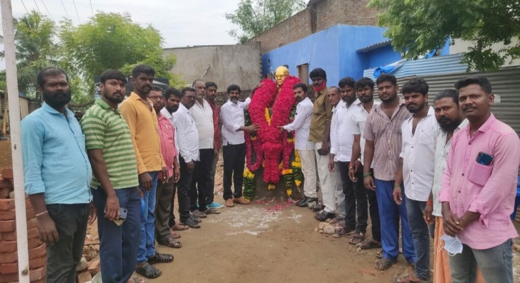 கல்லுக்குட்டை ஏழு நகர் பகுதியில் அம்பேத்கர் புரட்சி நகரில் அமைந்துள்ள புரட்சியாளர் அம்பேத்கர் திருவுருவ சிலைக்கு விடுதலை சிறுத்தைகள் கட்சியின்மாலை அணிவித்து மரியாதை செலுத்தினார்