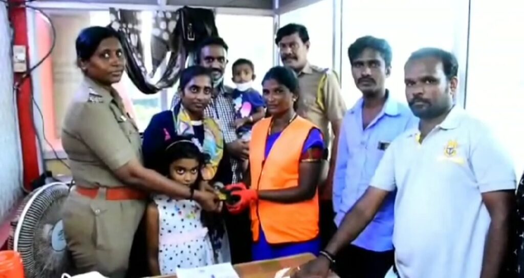 சென்னை திருவொற்றியூர்குப்பையில் கிடந்த 100 கிராம் தங்க காயினை போலீஸ் உதவியுடன் உரிமையாளரிடம் ஒப்படைத்த துப்புரவு பணியாளருக்கு பாராட்டு குவிந்து வருகிறது.