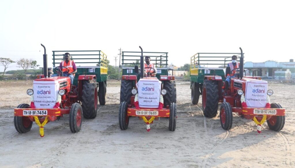 திடக்கழிவு மேலாண்மை திட்டங்களுக்காக மூன்று டிராக்டர்களை வழங்கிய அதானி ஃபவுண்டேஷன்