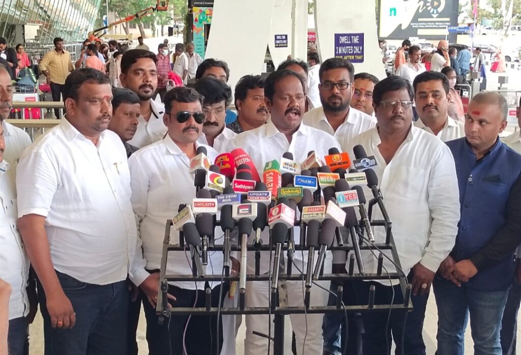 ரியல் எஸ்டேட் மற்றும் கட்டுமான துறை வளர்ச்சிக்கு பல்வேறு அறிவிப்புகளை வெளியிட்ட தமிழக முதல்வருக்கு அகில இந்திய ரியல் எஸ்டேட் கூட்டமைப்பின் தேசிய தலைவர் ஹென்றி கோவையில் நன்றி தெரிவித்துள்ளார்.