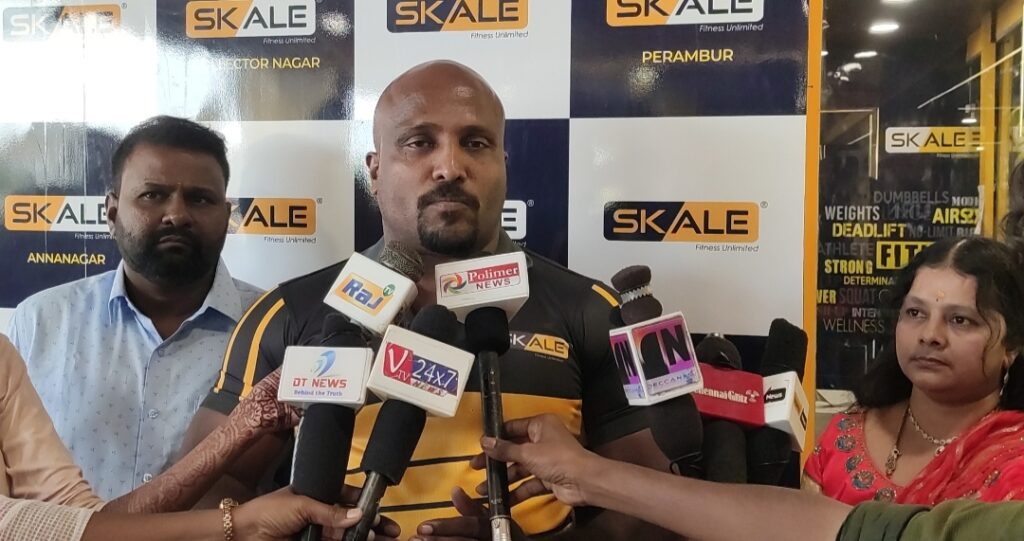 தோளில் இரு புறமும் இரு சக்கர வாகனங்களை தூக்கி நடந்து சாதனை செய்த இரும்பு மனிதர்