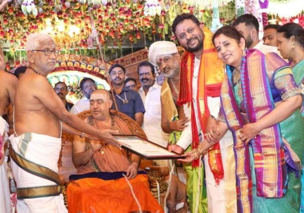 The Kanchi Kamakoti felicitates Sri Jagadish Kadavul as “Bharatiya Kalachara Seva Mani” in honor of his religious and social activities